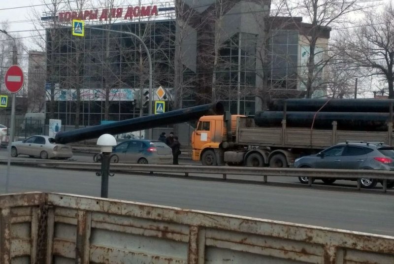 В Челябинске огромная труба выпала из грузовика прямо на крышу легковушки
