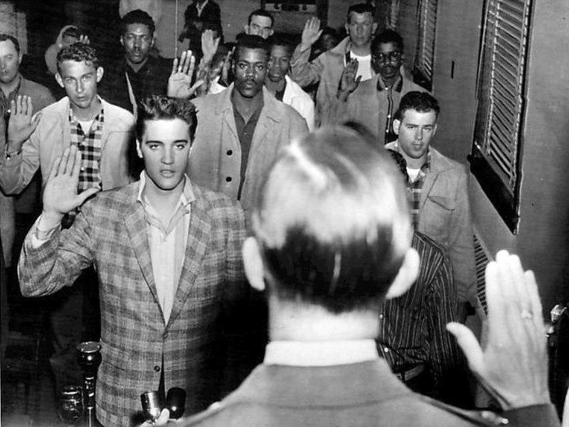 36. Элвис Пресли принимает военную присягу, Арканзас, 1958 г.