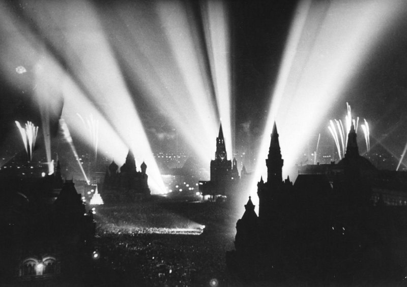38. Москва празднует победу над нацистской Германией, 9 мая 1945 г.