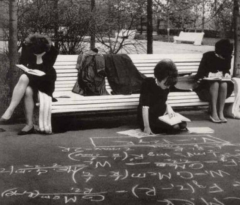 23. Советские студентки готовятся к экзамену в парке, конец 1960-х гг.