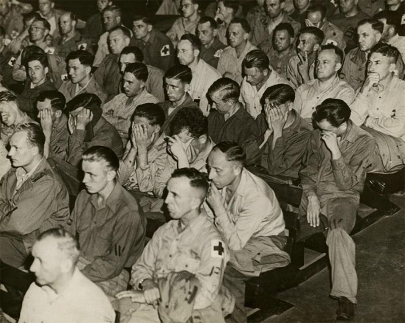 6. Немецкие военнопленные в американском лагере смотрят видеохронику о немецких концентрационных лагерях, 1945 г.
