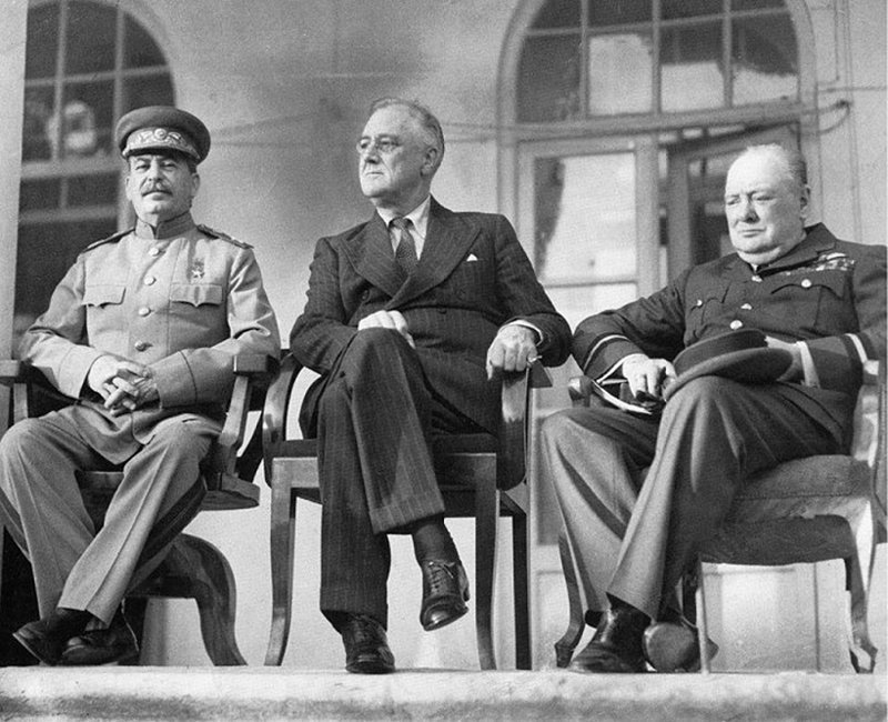 17. "Большая тройка" - Сталин, Рузвельт и Черчилль - на Тегеранской конференции, 1943 г.