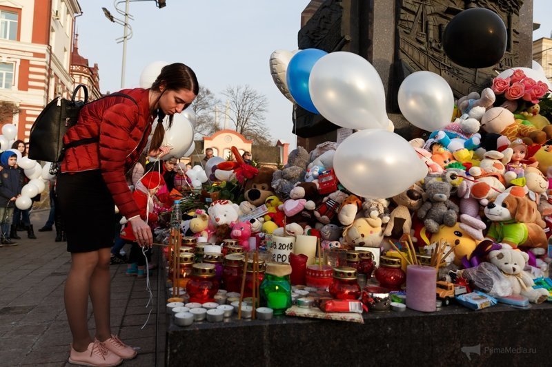 Кемерово, мы с тобой: владивостокцы почтили память жертв пожара в столице Кузбасса