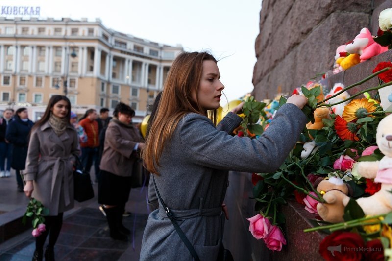 Кемерово, мы с тобой: владивостокцы почтили память жертв пожара в столице Кузбасса