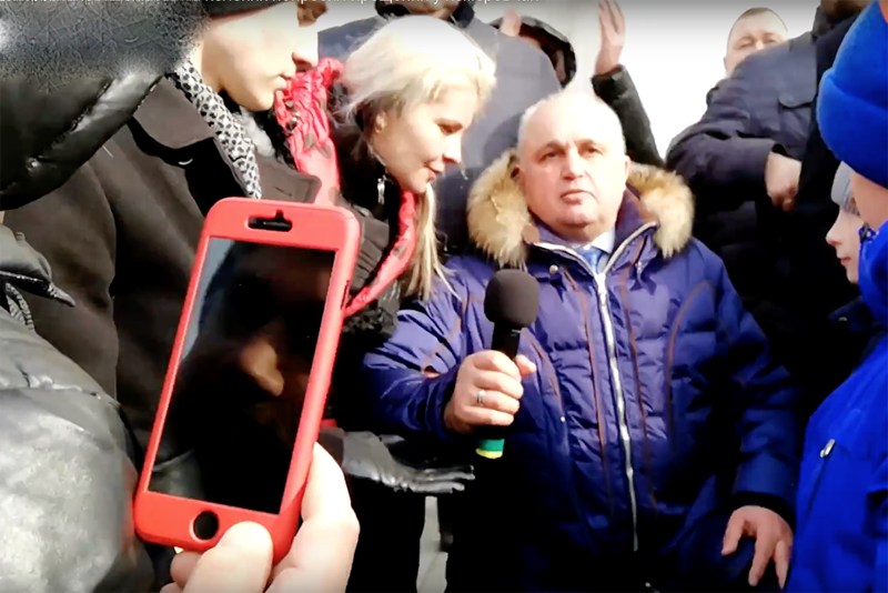 На митинг по поводу трагедии Губернатор Кемеровской области Аман Тулеев  не пришел. И его заместитель Владимир Чернов сказал, что решение правильное