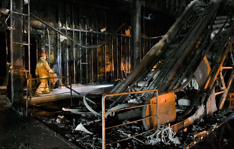 Службы МЧС, осмотревшие сгоревшее здание ТЦ утверждают, что более никто не обнаружен - "Погибли 64 человека, без вести пропавших нет"