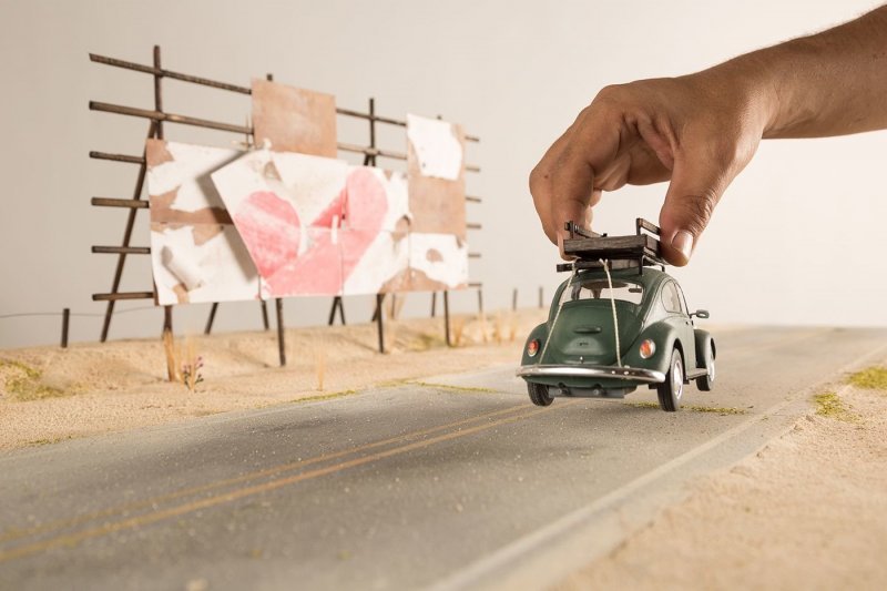 Реалистичный фотографии с игрушечным Volkswagen Beetle от фотографа Феликса Эрнандеса