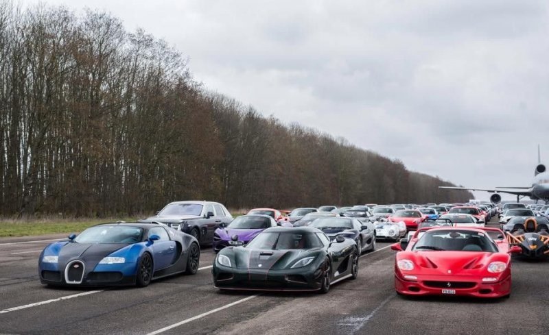 Сотни экзотических и дорогих автомобилей на полигоне в Великобритании