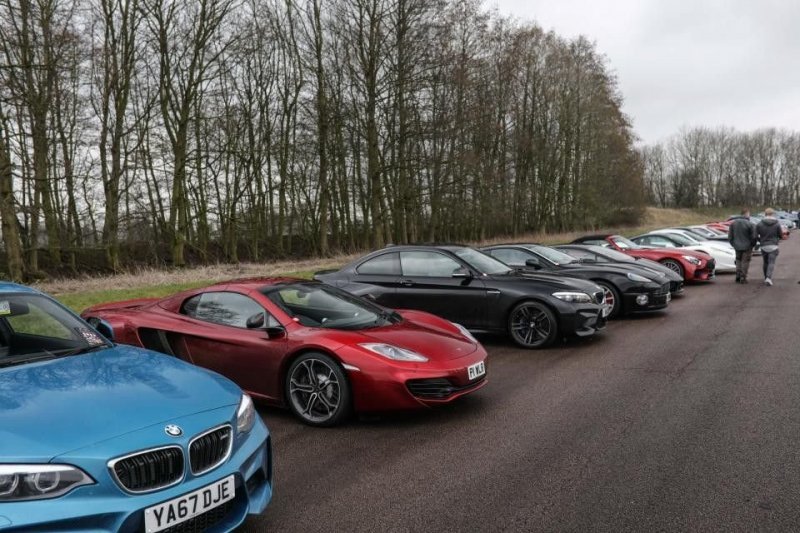 Сотни экзотических и дорогих автомобилей на полигоне в Великобритании