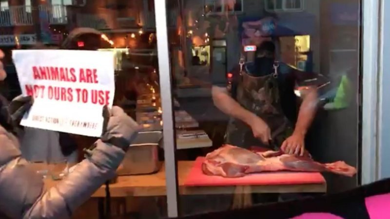 Владелец ресторана приготовил и съел оленину на глазах протестующих веганов