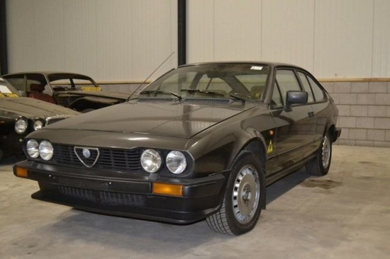 Пусть и не так активно, но все же идут торги за Alfa Romeo Alfetta GTV 1982 г.в. в состоянии "на ходу": 10 ставок замерли на отметке 4700 евро. Пробег автомобиля - 54.564 км.