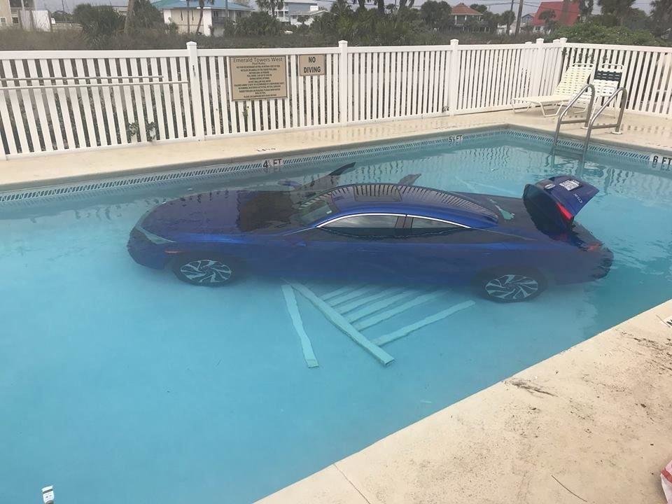 17 невероятных. Бассейн в машине. Машина с бассейном. Бассейн машинка. Машина утонула в бассейне.
