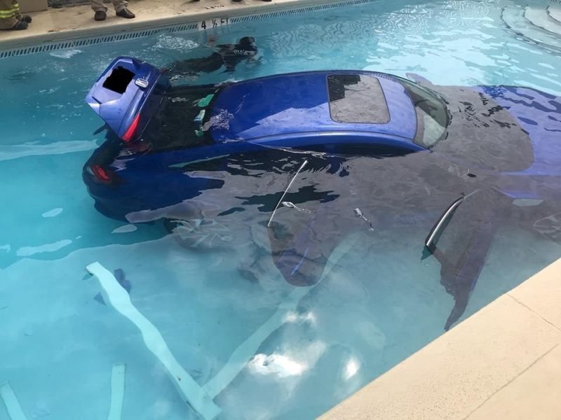 Женщина не поставила машину на "паркинг" и она уехала прямо в бассейн