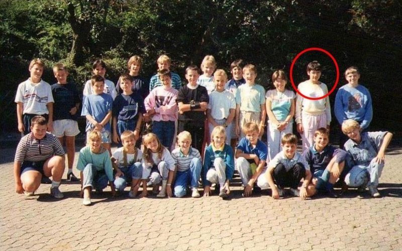 На опубликованном снимке Мартина стоит в окружении одноклассников 1977-1978 годов рождения, то есть ей не может быть меньше 40 лет