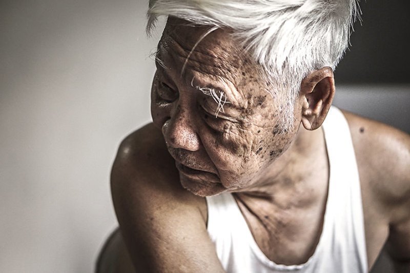 "В возрасте 87 лет мой дедушка силен физически, внимателен, а еще интересуется современными технологиями", - пишет Ха.