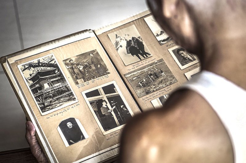 Дедушка - хранитель семейной истории. У него полный ящик альбомов с фотографиями: здесь и фото из детства 1930-х годов, воспоминания об армии и женитьбе.