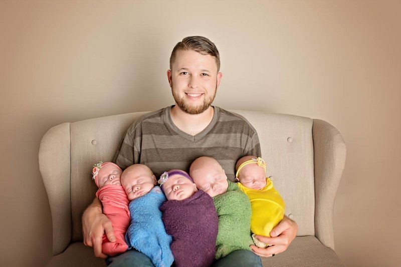 У пары родились сразу пять детей. Теперь их жизнь бесконечный конвейер для младенцев