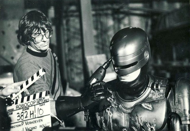 Режиссер Пол Верховен и актёр Питер Уэллер на съемочной площадке Robocop. 1987.