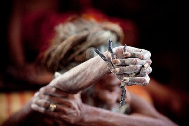 Во имя мира на Земле и бога: индус держит поднятую руку 45 лет