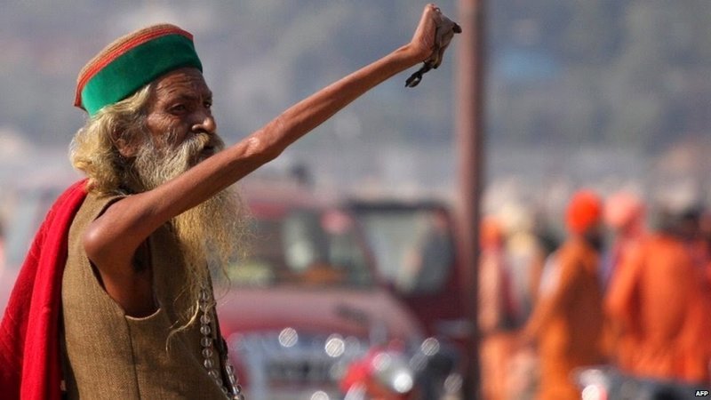 Во имя мира на Земле и бога: индус держит поднятую руку 45 лет