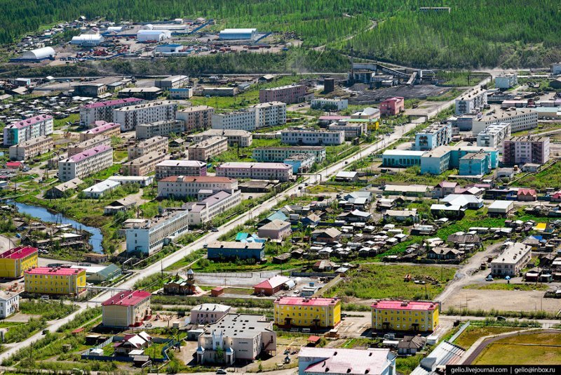 Якутский посёлок Усть-Нера: летний вид на полюс холода