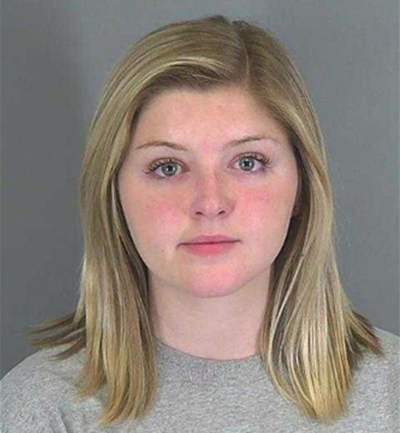 25-летнюю сотрудницу частной школы арестовали за роман с учеником