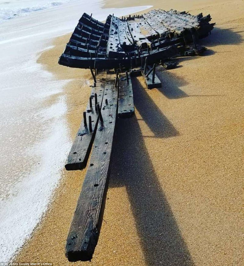 15-метровый фрагмент корабля на пляже Понте-Ведра
