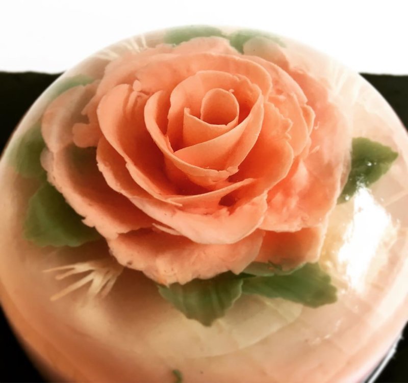 Художник-кондитер создает 3D-торты из желе, цветущие на тарелке