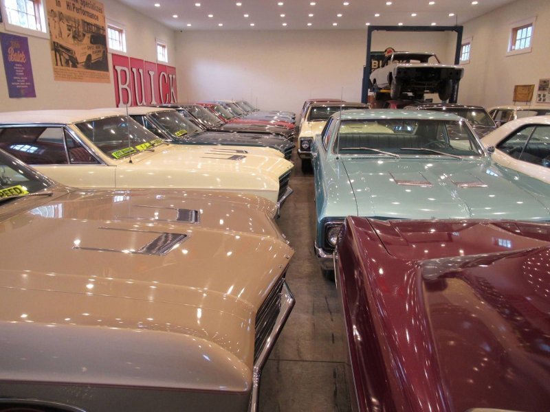 Встречайте человека, который коллекционирует только автомобили Buick одной модели