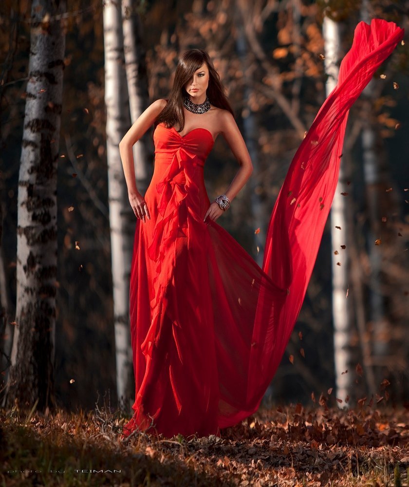 Девушка в красном платье реальное