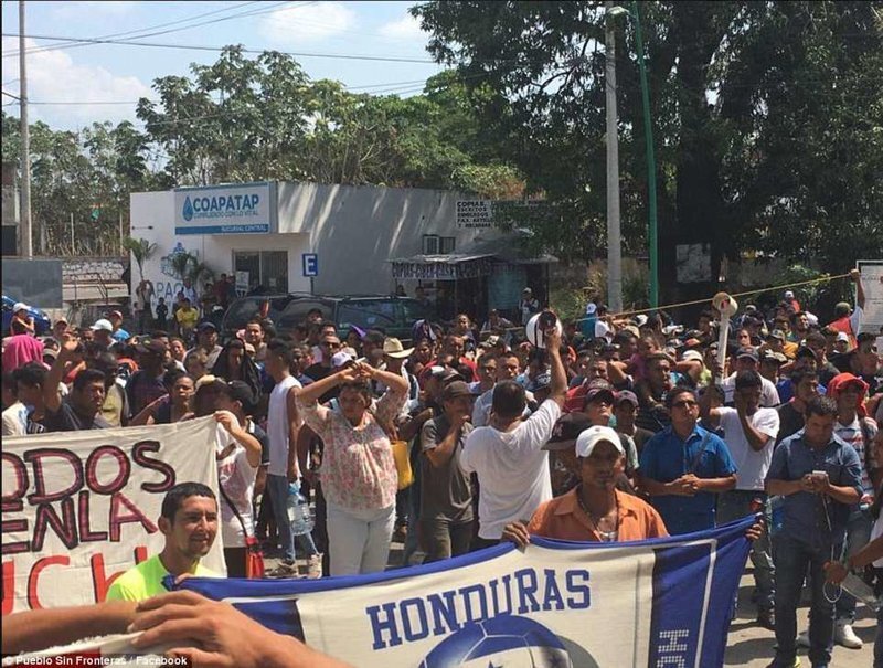 "Караван" беженцев из Гондураса идет к границе с США