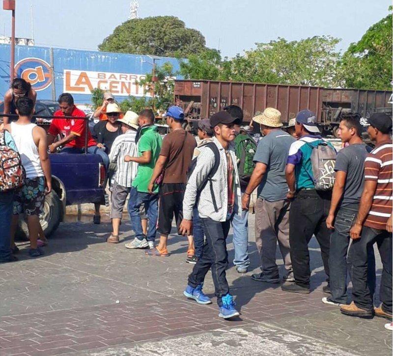"Караван" беженцев из Гондураса идет к границе с США