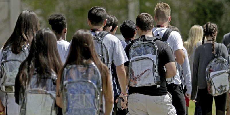 Школьников обязали носить прозрачные рюкзаки: что из этого вышло