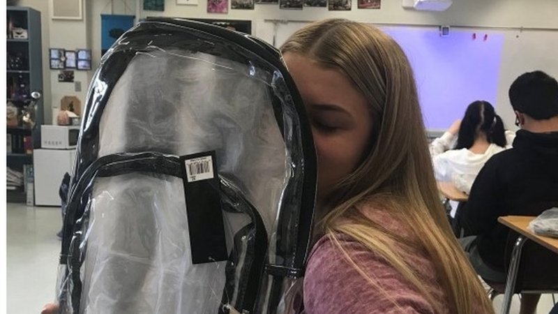 Школьников обязали носить прозрачные рюкзаки: что из этого вышло