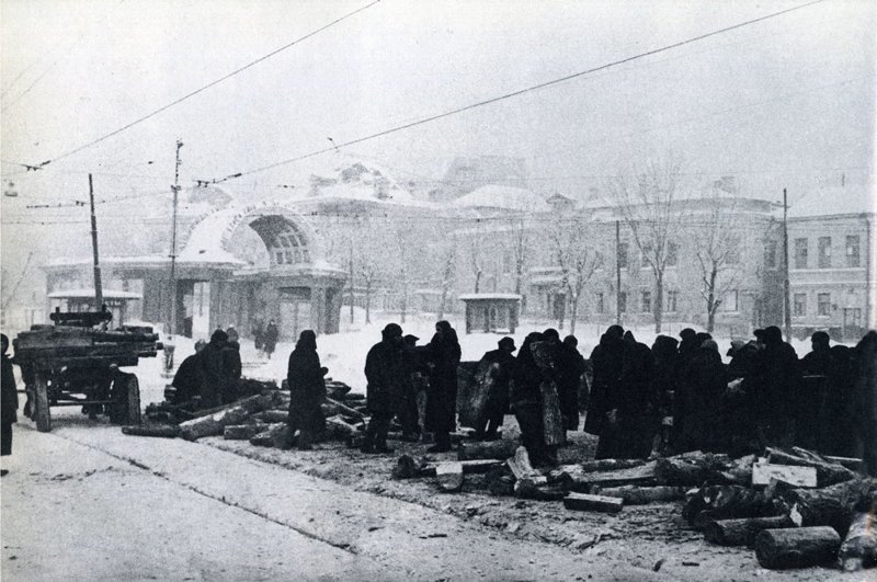 Площадь Пречистенских  (в 1941 году - Кропоткинских ) ворот. Раздача (и продажа сверх нормы) дров