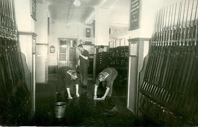 Матросы, моющие пол в оружейном помещении. Дата съемки: 1940-е. Неизвестный автор