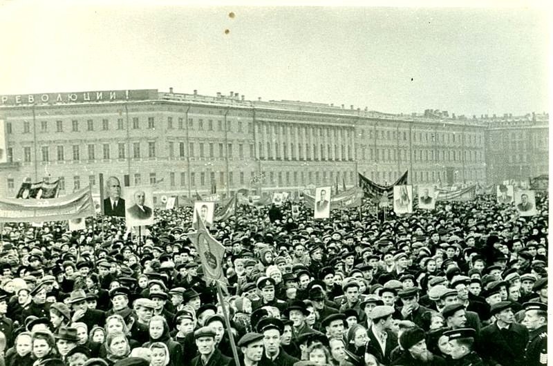 Демонстрация 7 ноября в Ленинграде.  Дата съемки: 1940-е. Неизвестный автор