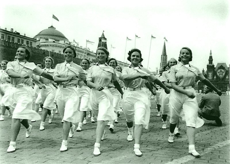 Спортсменки института имени Лесгафта на физкультурном параде. Дата съемки: 1 мая 1940. Автор: Анатолий Егоров.