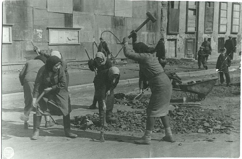 Женщины - дорожные рабочие.  Дата съемки: 1940-е. Неизвестный автор