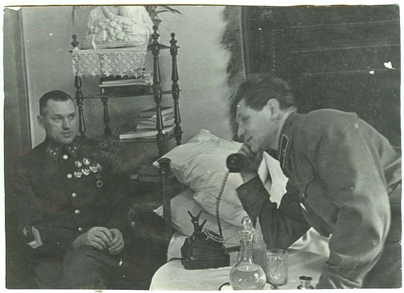 Константин Рокоссовский с адъютантом.  Дата съемки: 22 марта 1940 - 31 декабря 1940. Автор: Елизавета Микулина