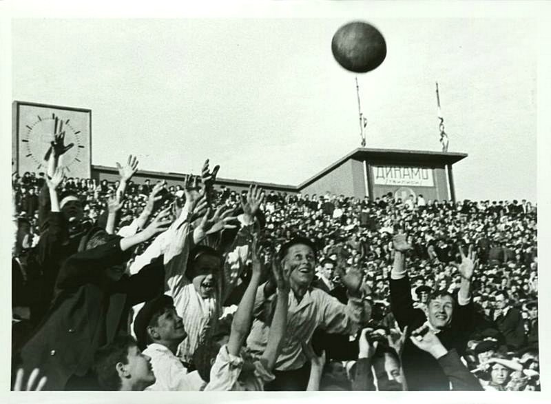 «Мяч летит к зрителям».  Дата съемки: 1940-е.  Автор: Николай Волков.