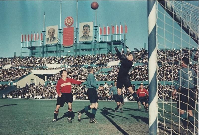 Футбольный матч на фоне портретов Ленина и Сталина. Дата съемки: 1940-е. Автор: Николай Волков.