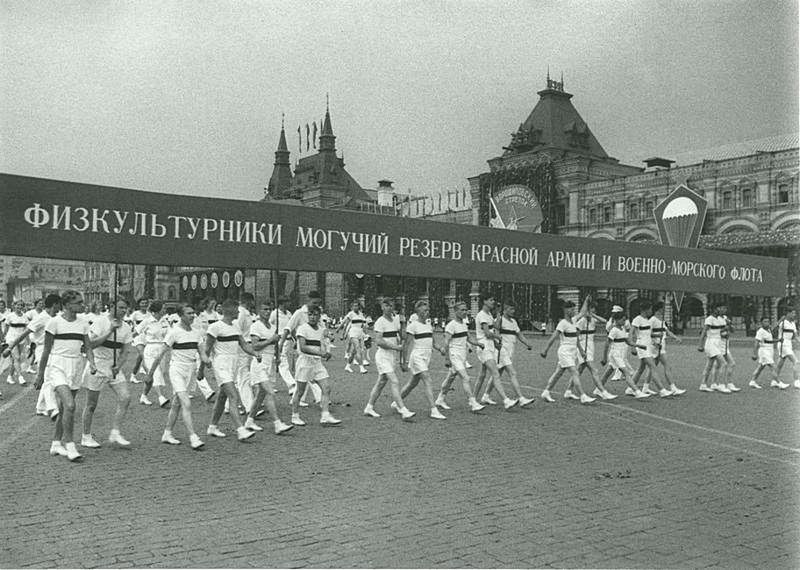 Парад на Красной площади. Дата съемки: 1 мая 1940. Автор: Анатолий Егоров.