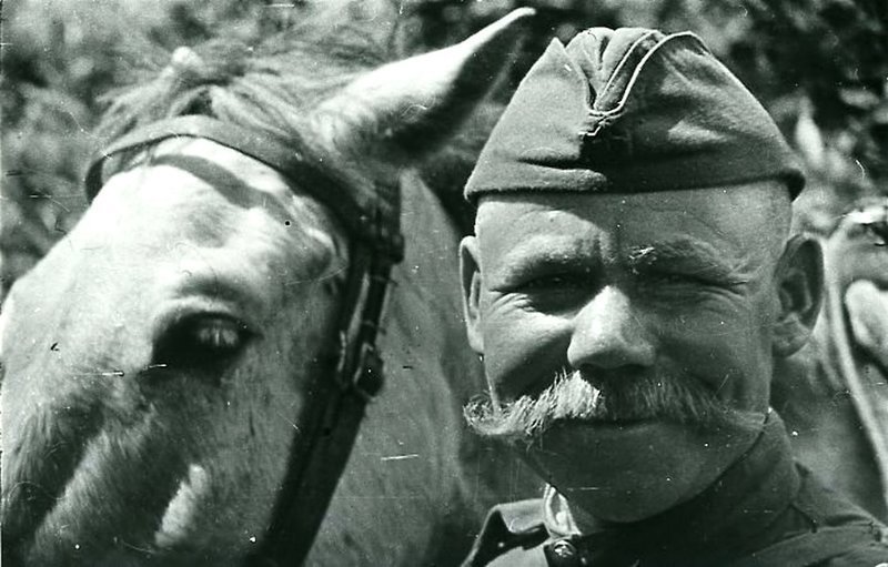 Солдат с лошадью.  Дата съемки: 1940-е. Автор: Борис Игнатович