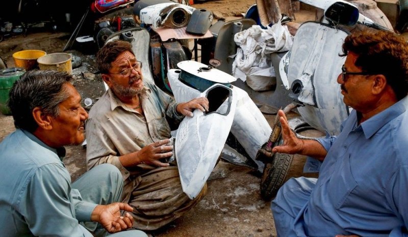 Фанаты культовых скутеров Vespa в Пакистане