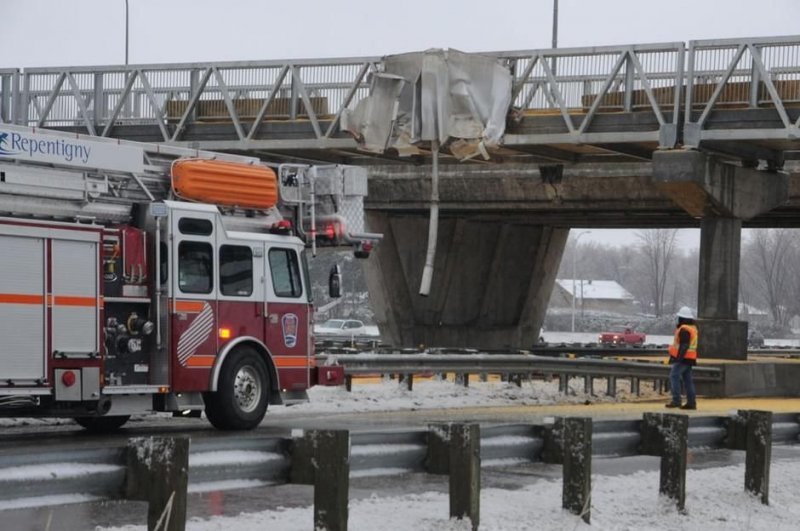 В Канаде грузовик с поднятым кузовом протаранил мост и рассыпал зерно по шоссе