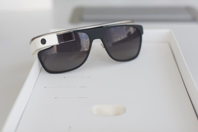 4. Google Glass образца 2012 года. Во-первых, разработчики толком не объяснили, как и ЗАЧЕМ пользоваться этими очками. Во-вторых, проблемы с конфиденциальностью и высокая цена не дали продукту разойтись по миру
