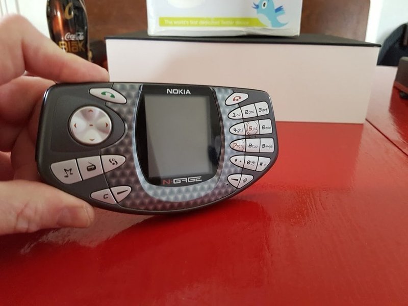 13. Смартфон Nokia NGage, выпускавшийся с 2003 по 2005 год, поразил всех своим странноватым дизайном и потрясающе неудобным расположением кнопок
