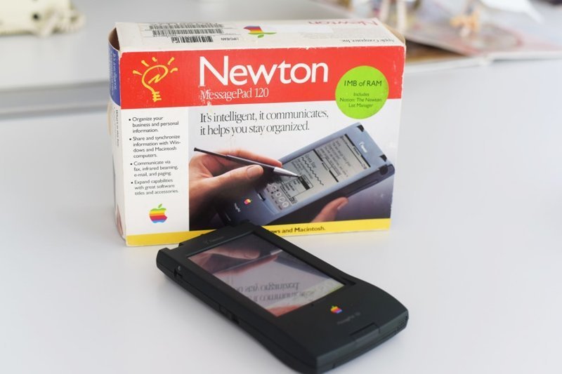 3. Newton Messagepad от Apple мог делать заметки и отправлять факс, но его экран, на котором было ужасно неудобно писать стилусом, и высокая стоимость сделали его непрактичным