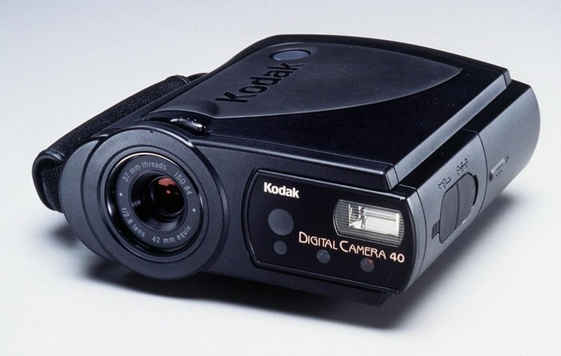 10. Цифровой фотоаппарат Kodak DC40 даже в 1995 году давал не самое лучшее качество картинки. Но проблема в большей степени состояла  в том, что все остальные аппараты уже обладали цифровыми дисплеями, а он — нет. Но зато стоил 1000 долларов